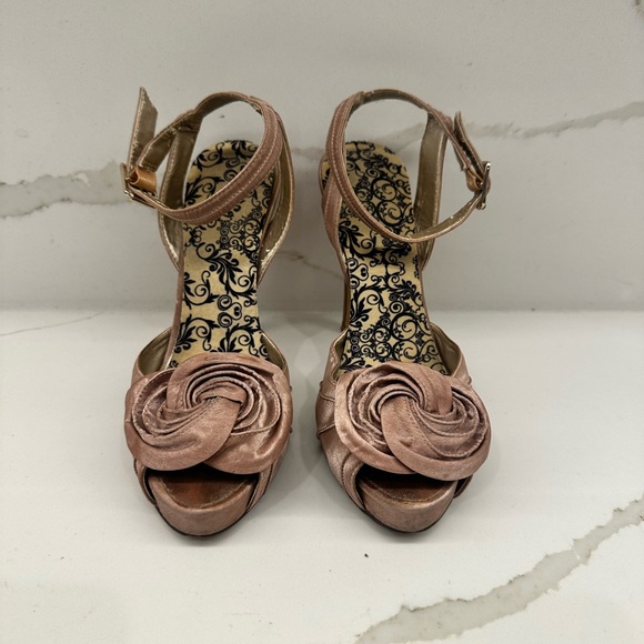 Elegant Rose Gold Women's Sandals - Picture 1 of 7